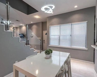 204 Marshall Street - Photo Thumbnail 4