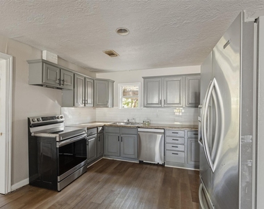 302 14th Street N - Photo Thumbnail 2