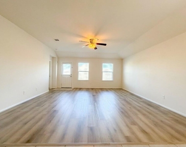 29202 Vernon Forest Court - Photo Thumbnail 3