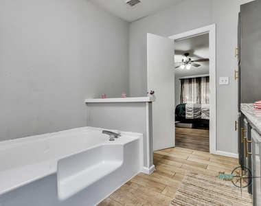 9654 Creek Vista Lane - Photo Thumbnail 37