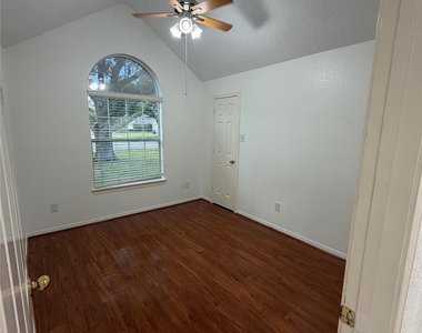 1109 Courtside Drive - Photo Thumbnail 13
