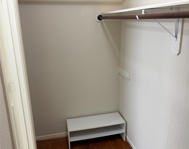 1109 Courtside Drive - Photo Thumbnail 10