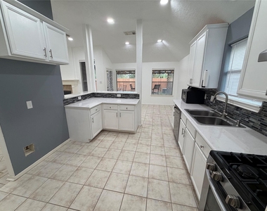 1109 Courtside Drive - Photo Thumbnail 2