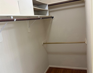 1109 Courtside Drive - Photo Thumbnail 9