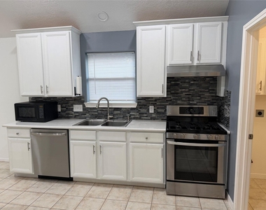 1109 Courtside Drive - Photo Thumbnail 4