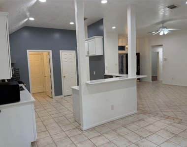 1109 Courtside Drive - Photo Thumbnail 3