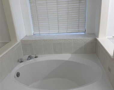 1109 Courtside Drive - Photo Thumbnail 11