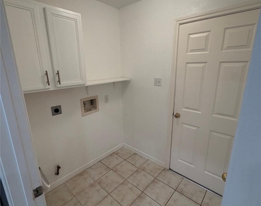 1109 Courtside Drive - Photo Thumbnail 6