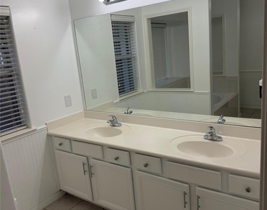 1109 Courtside Drive - Photo Thumbnail 12