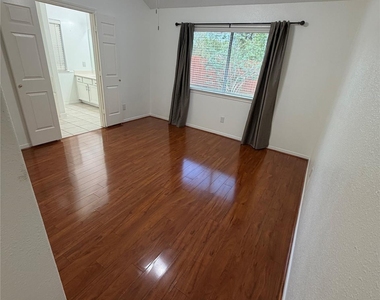 1109 Courtside Drive - Photo Thumbnail 8