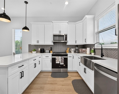 2341 Eagle Street - Photo Thumbnail 18