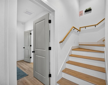 2341 Eagle Street - Photo Thumbnail 5