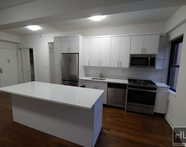 East 57th Street - Photo Thumbnail 3
