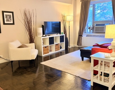 521 East 14th Street - Photo Thumbnail 3