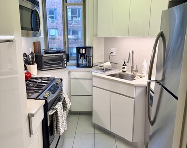 521 East 14th Street - Photo Thumbnail 2