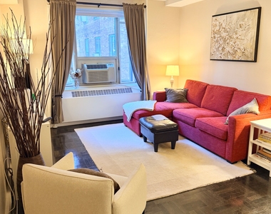 521 East 14th Street - Photo Thumbnail 4