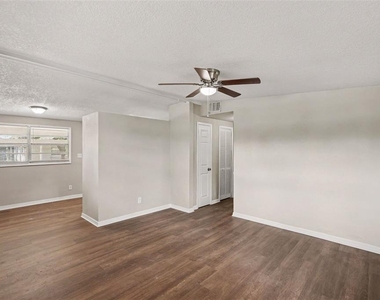 1421 Longwood Loop - Photo Thumbnail 6