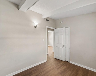1421 Longwood Loop - Photo Thumbnail 10