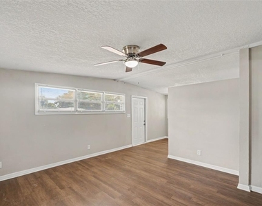 1421 Longwood Loop - Photo Thumbnail 4