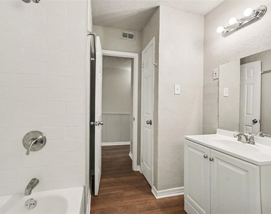 1421 Longwood Loop - Photo Thumbnail 9