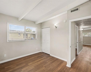 1421 Longwood Loop - Photo Thumbnail 14