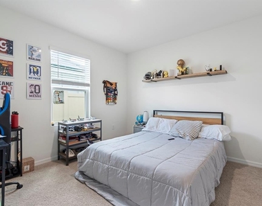 933 Ambleside Drive - Photo Thumbnail 17