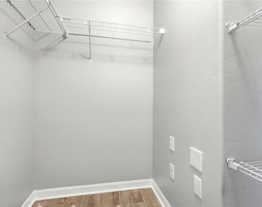909 Meadow Glade Drive - Photo Thumbnail 28