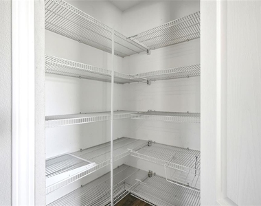 909 Meadow Glade Drive - Photo Thumbnail 7