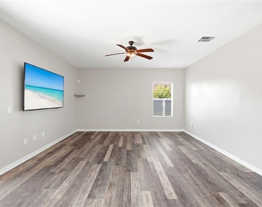 909 Meadow Glade Drive - Photo Thumbnail 13