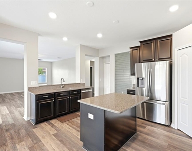 909 Meadow Glade Drive - Photo Thumbnail 8