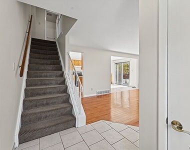 94 Parkview Court - Photo Thumbnail 2