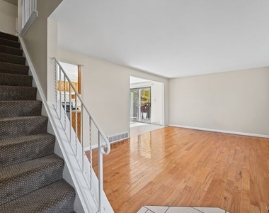94 Parkview Court - Photo Thumbnail 3
