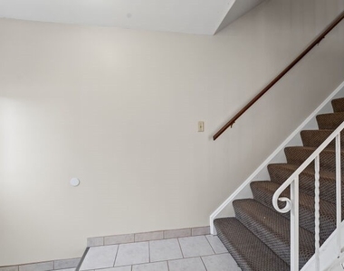 94 Parkview Court - Photo Thumbnail 4
