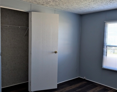 100 Crestmont Court - Photo Thumbnail 9