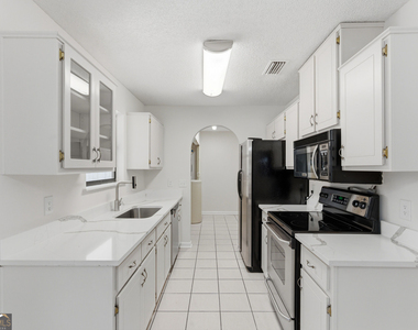 404 Westgate Circle - Photo Thumbnail 8