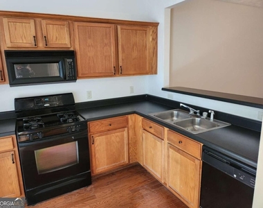 3874 Austin Park Lane Ne - Photo Thumbnail 2