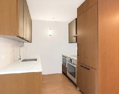 East 53rd Street - Photo Thumbnail 3