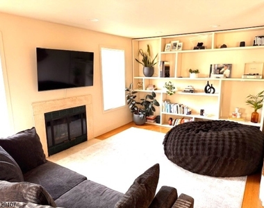 150 Country Club Dr - Photo Thumbnail 8