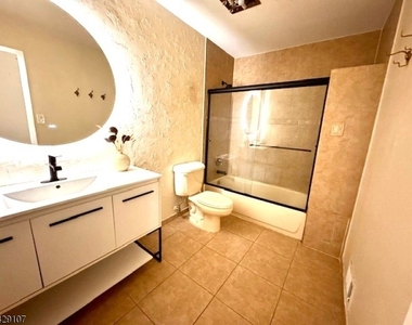 150 Country Club Dr - Photo Thumbnail 9
