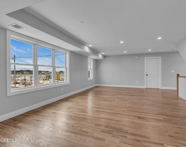 724 Bay Avenue - Photo Thumbnail 2