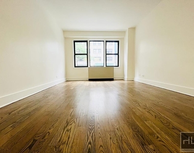 East 63 Street - Photo Thumbnail 5