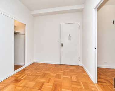 East 55 Street - Photo Thumbnail 5