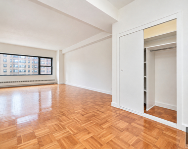 East 55 Street - Photo Thumbnail 3