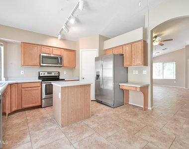 454 W Douglas Avenue - Photo Thumbnail 5