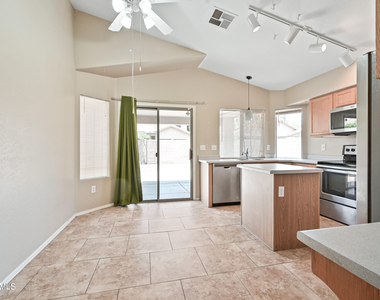 454 W Douglas Avenue - Photo Thumbnail 4