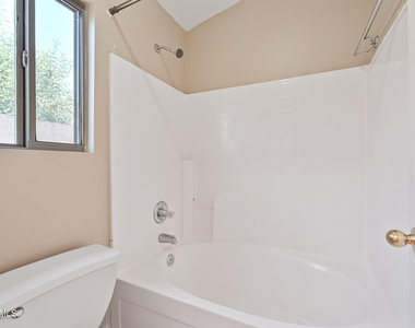454 W Douglas Avenue - Photo Thumbnail 18