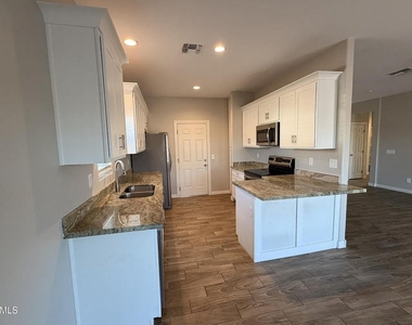 11176 W Cambria Circle - Photo Thumbnail 4