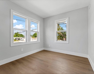 4561 Lake Avenue - Photo Thumbnail 8