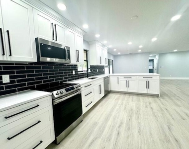 142 La Mancha Avenue - Photo Thumbnail 2