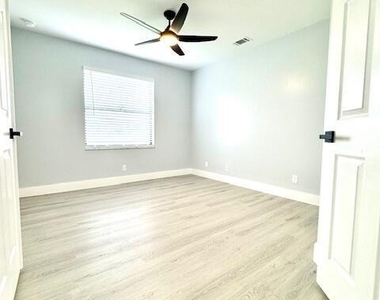 142 La Mancha Avenue - Photo Thumbnail 5